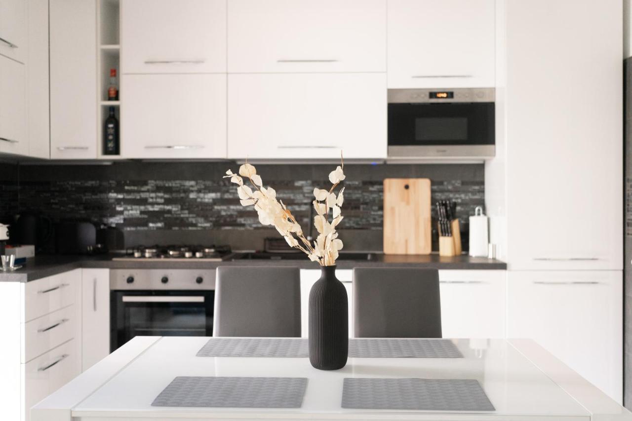 Oasis Luxury - A.C/Terrace/2Bedrooms Bergamo Bagian luar foto
