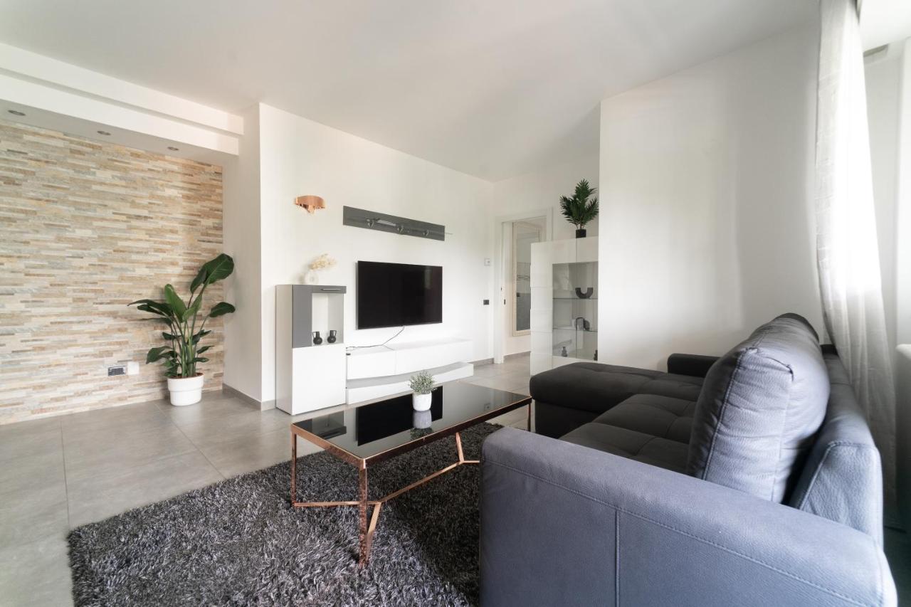 Oasis Luxury - A.C/Terrace/2Bedrooms Bergamo Bagian luar foto